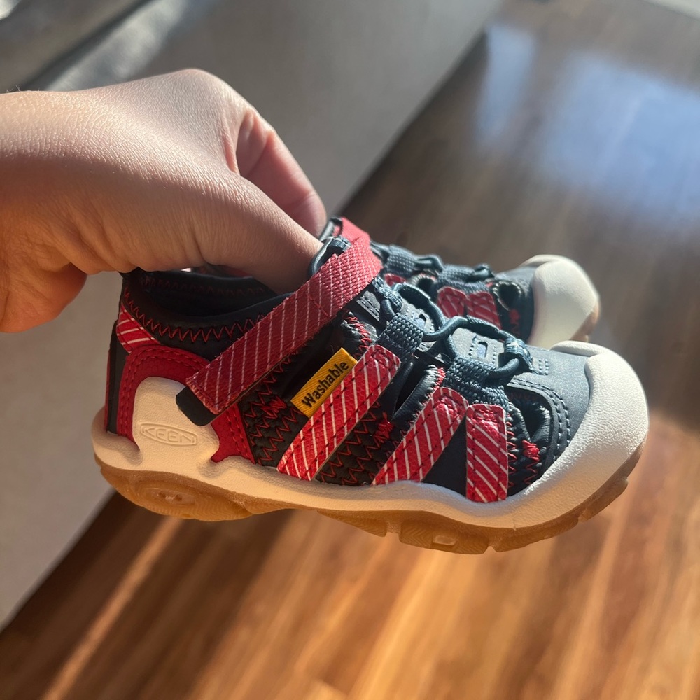 Brand new! Keen toddler size 6